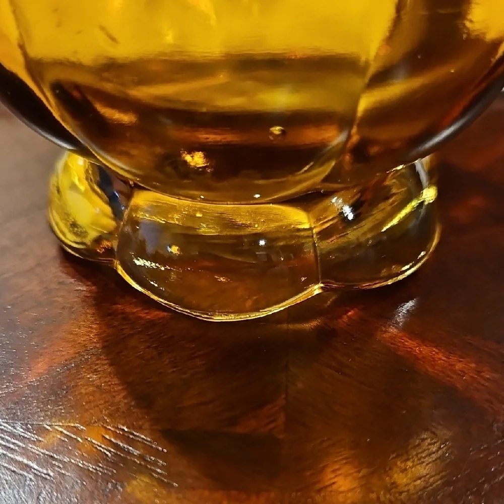 VTG L.E. Smith Amber Swung Glass Vase MCM 6-Petal Footed Base, UV Reactive